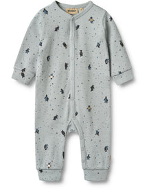  Long-sleeved jumpsuit for babies with a wheat signature print and penguin patterns, featuring press buttons down the front and along the inseam.